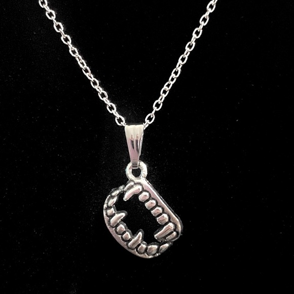 Vampire Fangs Necklace Gothic Halloween Teeth - Picture 2 of 10